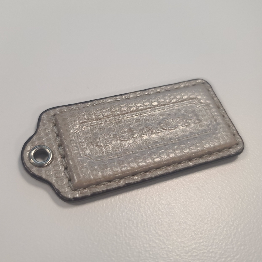 Coach hang tag alligator taupe